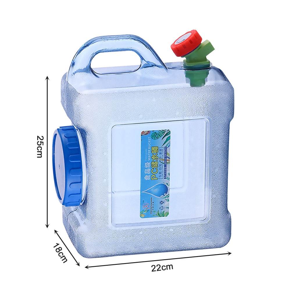 Cubo de agua con grifo