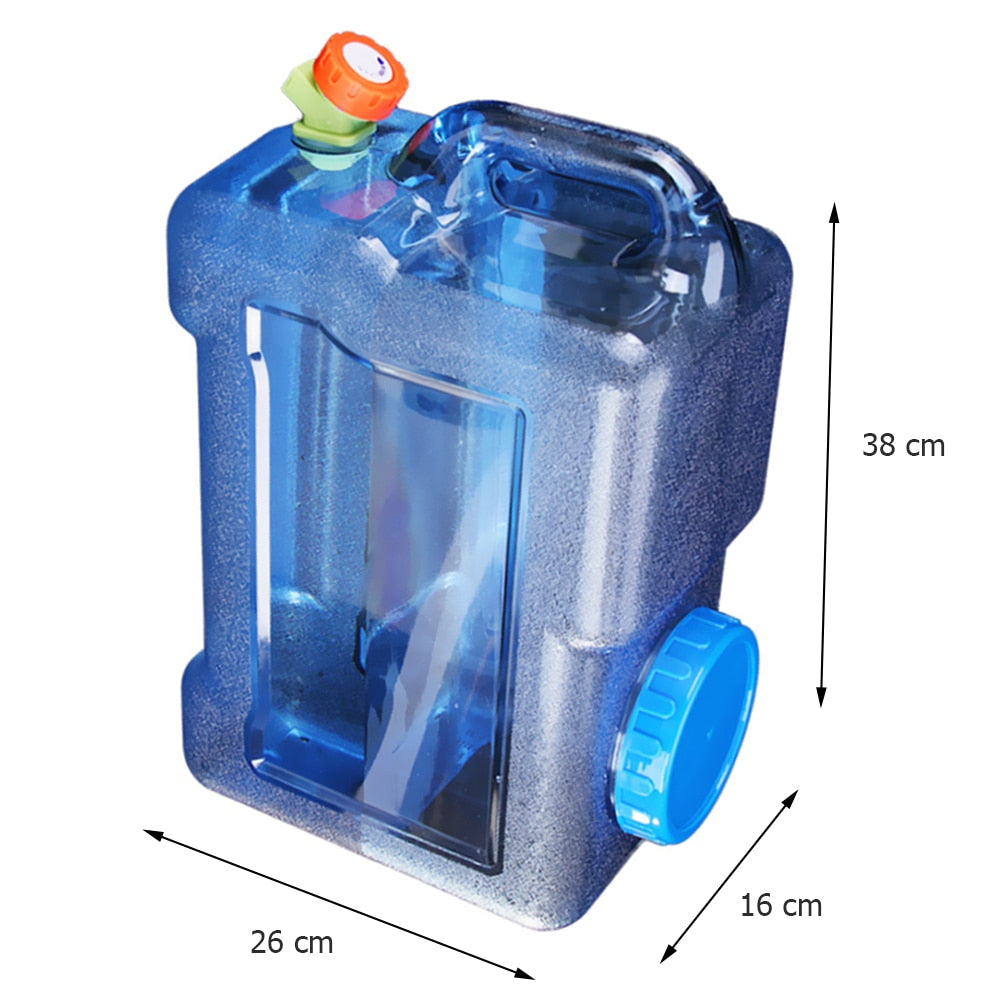Cubo de agua con grifo