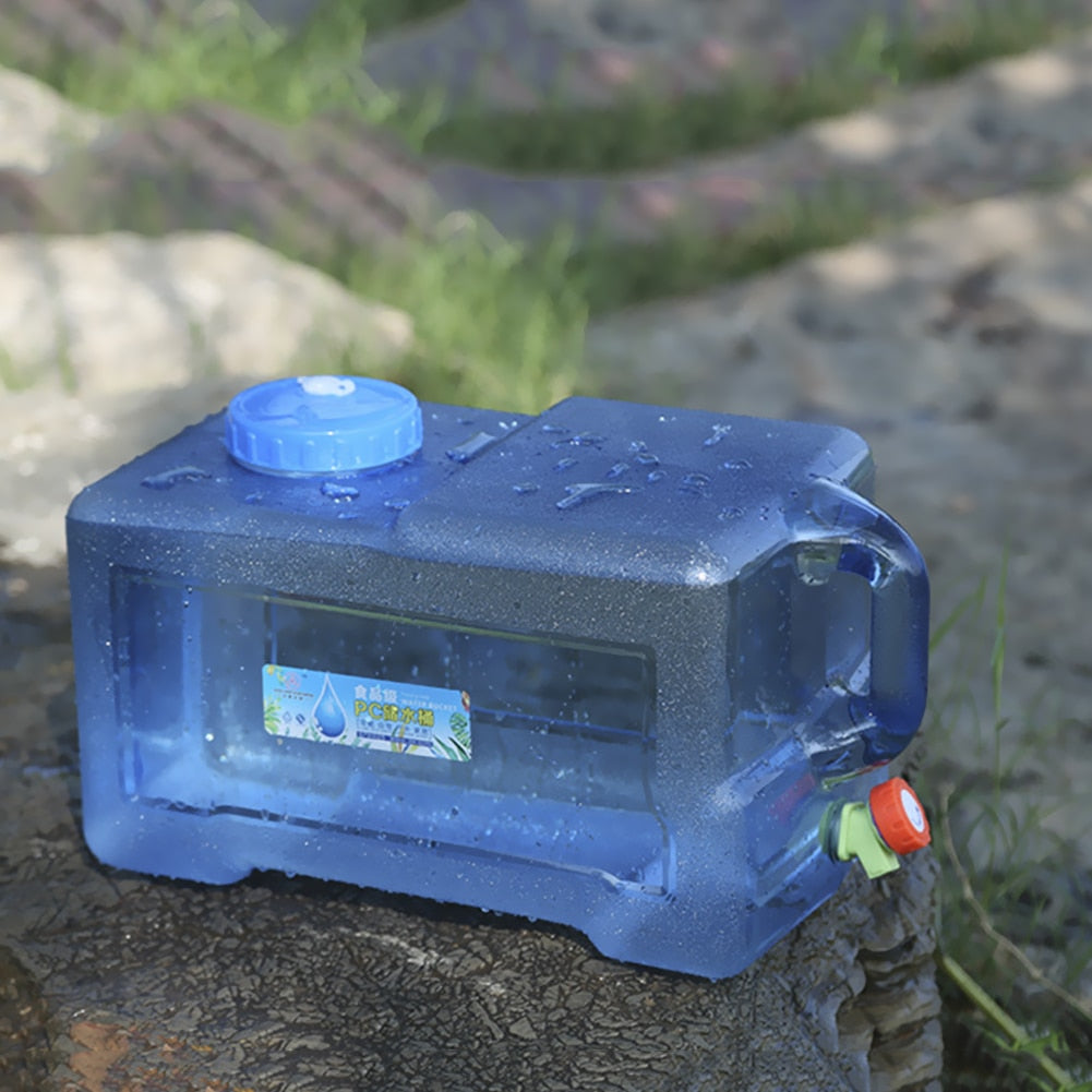 Cubo de agua con grifo