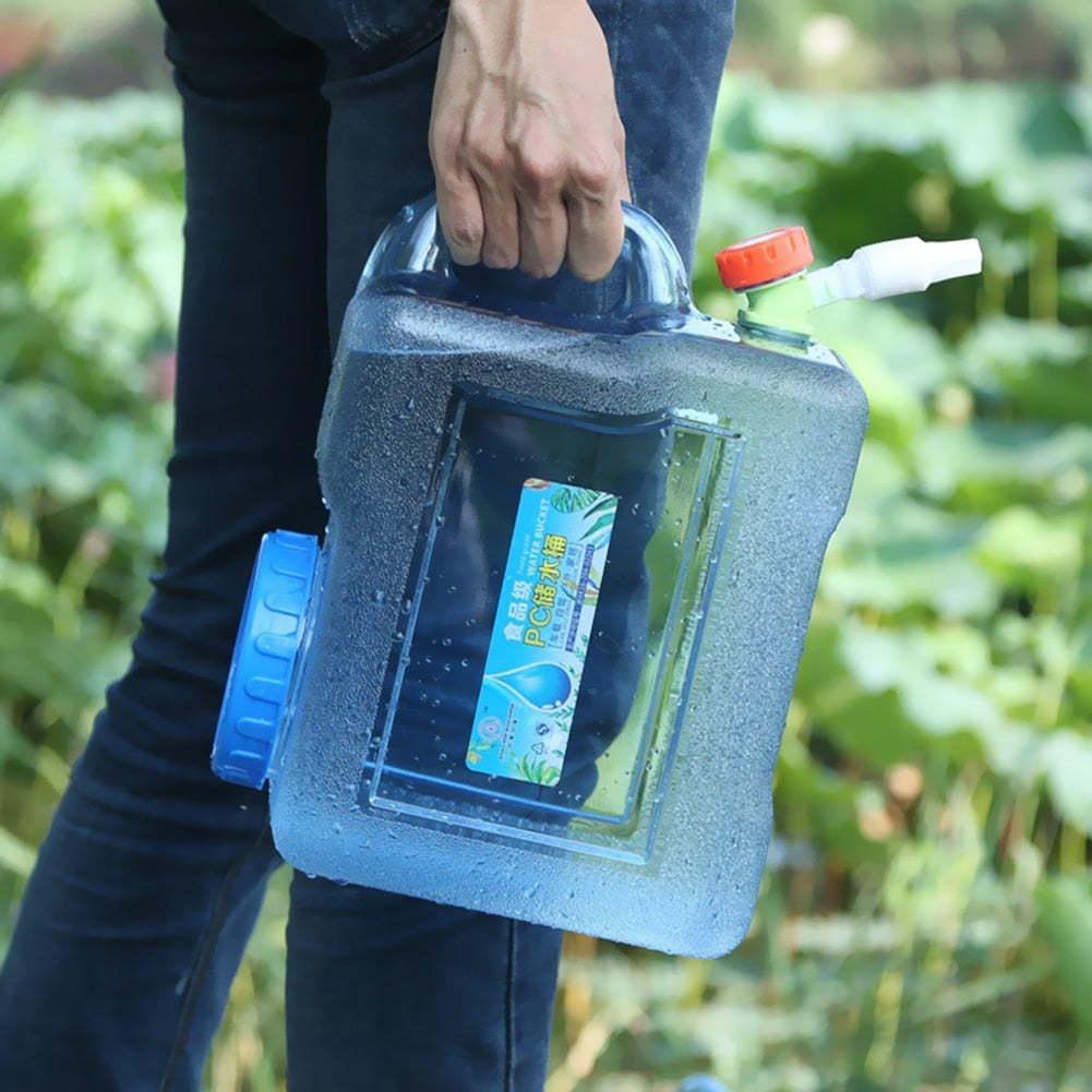 Cubo de agua con grifo