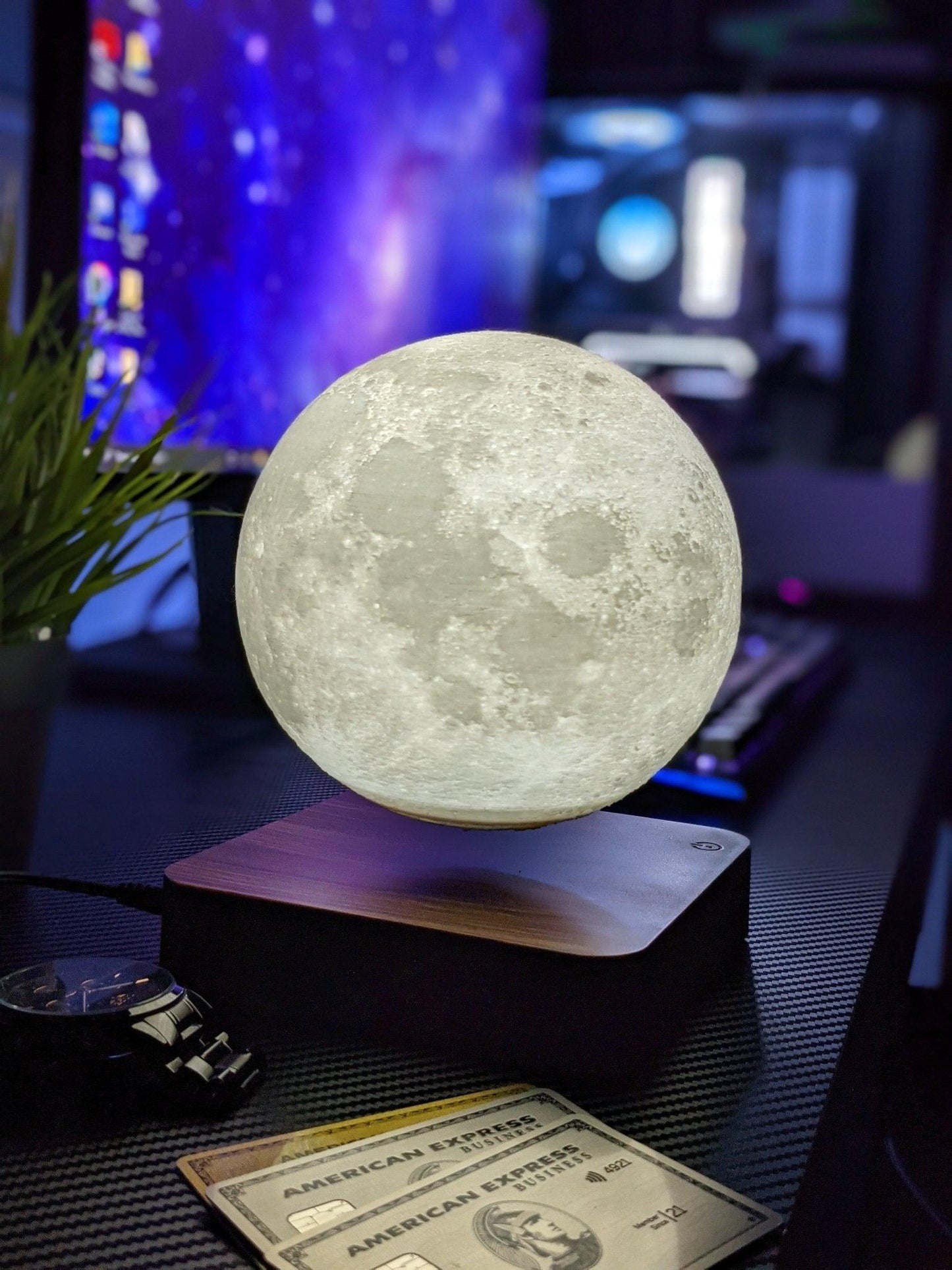 Levitating Moon Lamp - HOW DO I BUY THIS Dark / AU