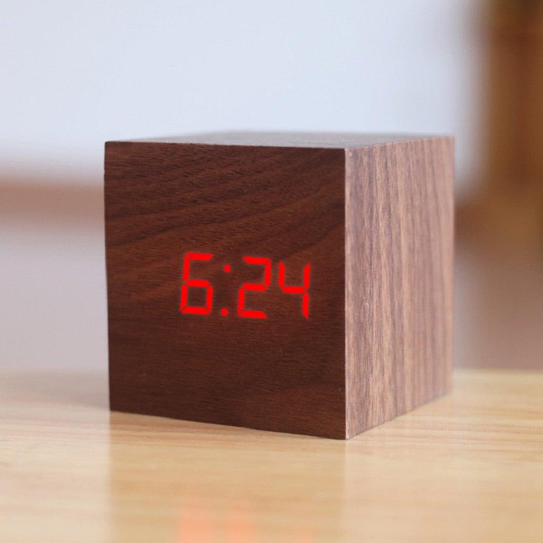 Reloj digital de madera moderno