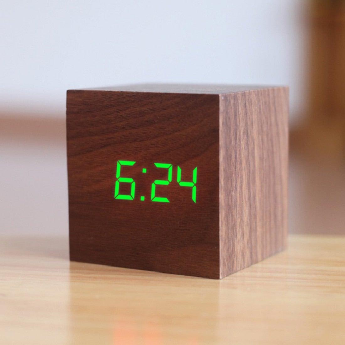 Reloj digital de madera moderno