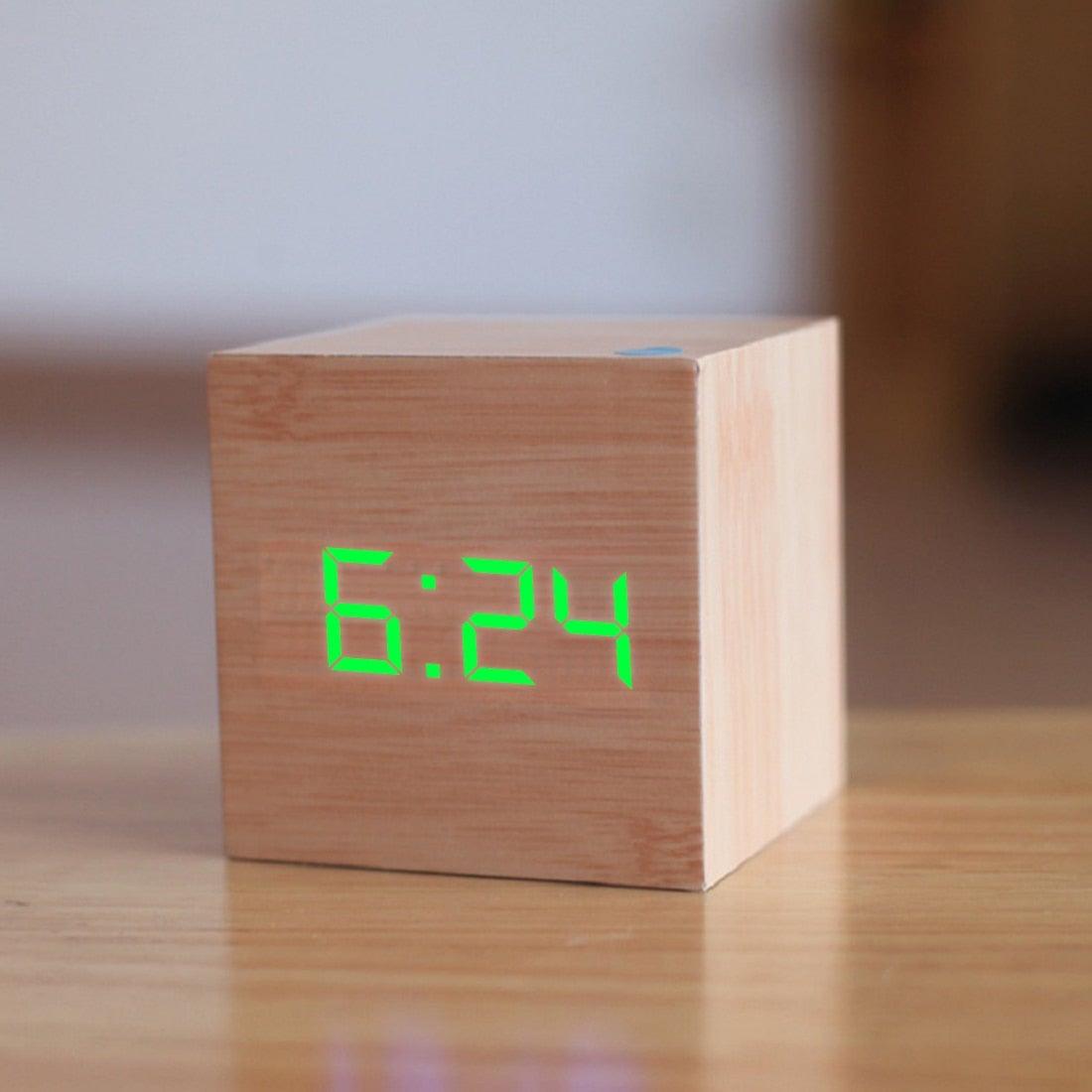 Reloj digital de madera moderno